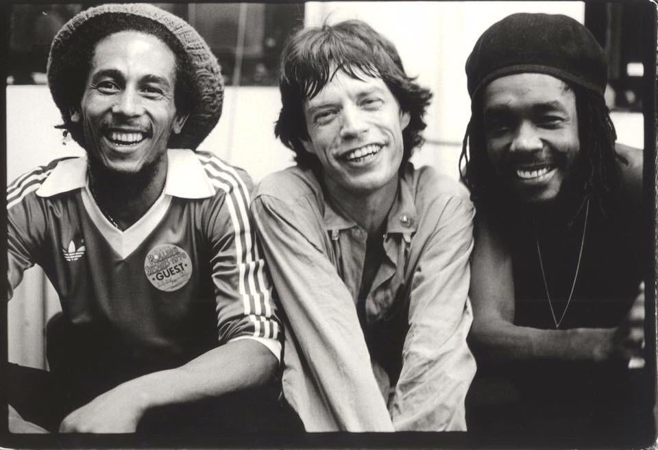 Three legends, one backstage bench: reggae and rock rolling together like it was destiny.